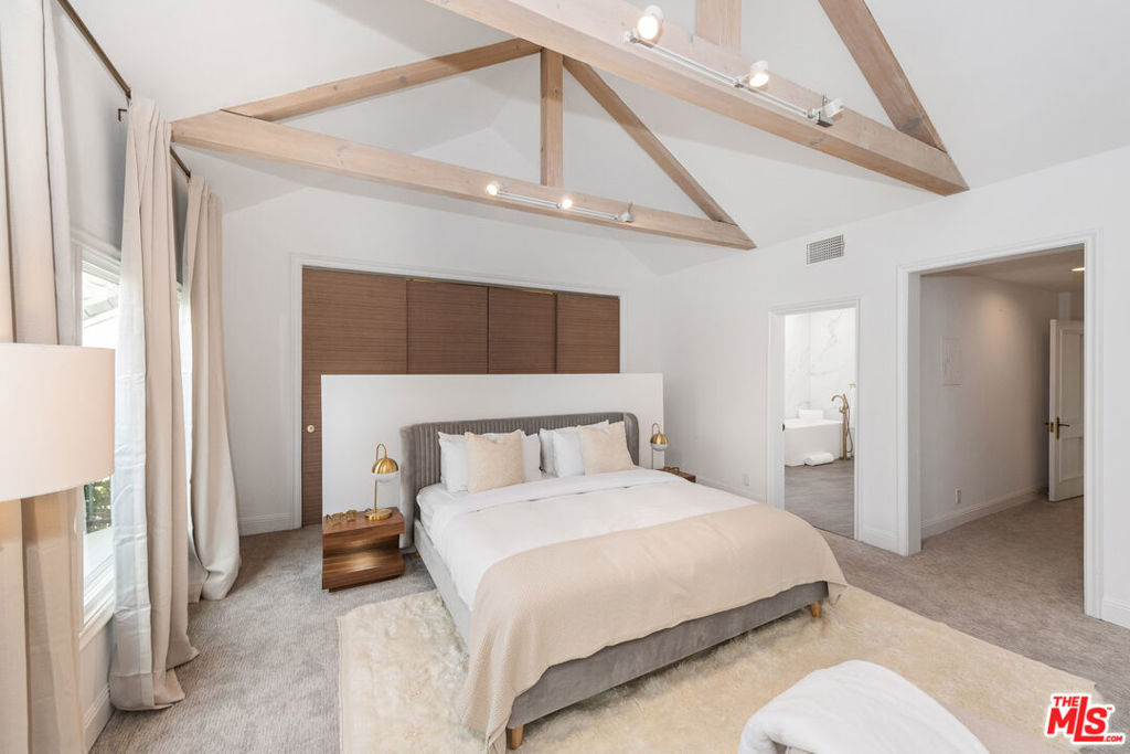 https://media.crmls.org/mediaz/2b4ad117-32f4-42ca-90ef-753dcd0d1977.jpg?preset=X-Large