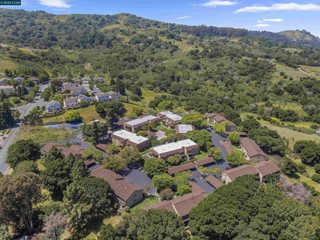 5319 Ridgeview Cir, El Sobrante CA: https://media.crmls.org/mediaz/2b4b7f7b-c14d-484b-92c3-645f0d864891.jpg