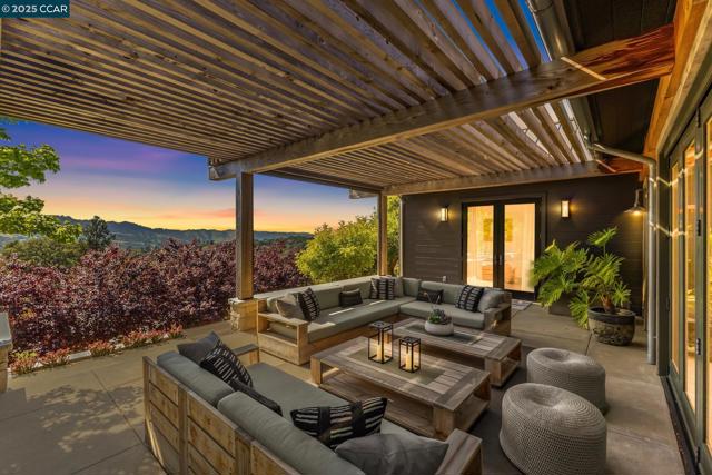 25 La Campana, Orinda CA: https://media.crmls.org/mediaz/2b4b80d8-2987-48d4-a110-64aa3469e4a4.jpg