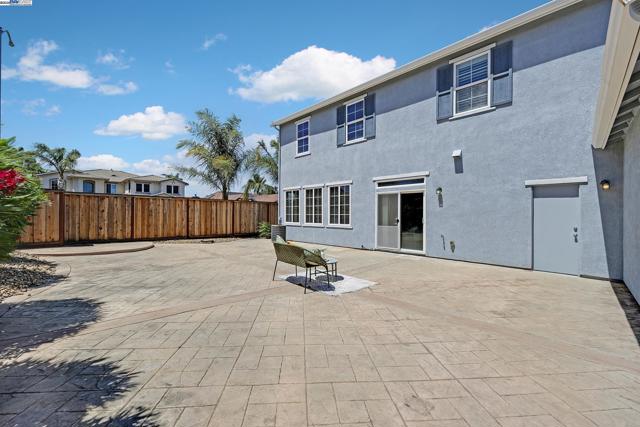 1304 Pyrenees St, Tracy CA: https://media.crmls.org/mediaz/2b4c07e9-cd6d-42cb-9993-174ce71ff563.jpg
