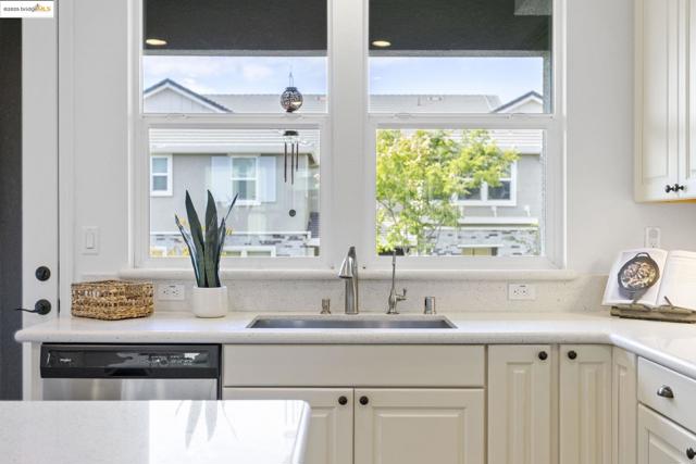7129 Calistoga Ln, Dublin CA: https://media.crmls.org/mediaz/2b4c64cf-b1a3-48b9-98b9-cecb43ee76ec.jpg