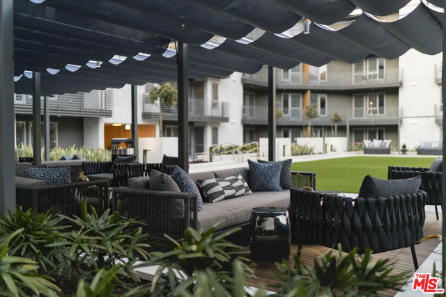 3425 W OLIVE Avenue, Burbank CA: https://media.crmls.org/mediaz/2b4c9314-f149-45ec-aa54-d0f9991d2f47.jpg