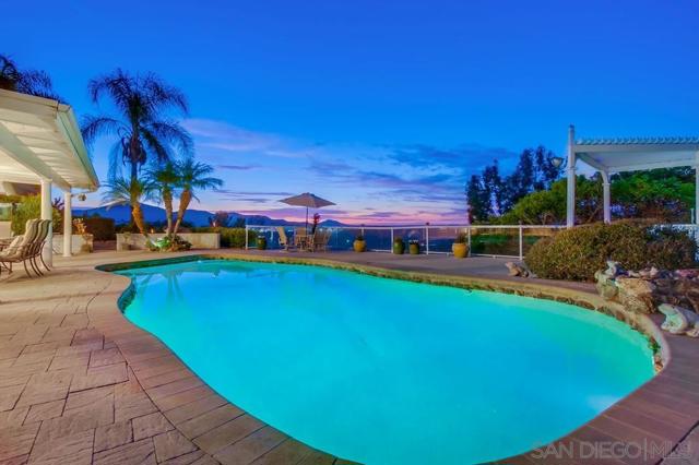 2052 Flying Hills Lane, El Cajon CA: https://media.crmls.org/mediaz/2b4cb383-ac2e-46bf-a7f9-01ef9faa5912.jpg