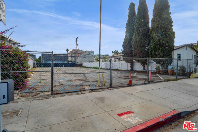 2338 Ocean Park Boulevard, Santa Monica CA: https://media.crmls.org/mediaz/2b4cca51-c76b-4b0d-a0d5-c57479293c0a.jpg