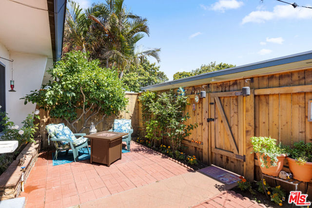 1621 Centinela Avenue, Santa Monica CA: https://media.crmls.org/mediaz/2b4d045d-c12c-4e9d-945f-52ed39418b70.jpg