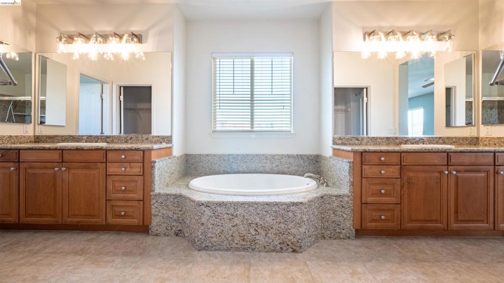 https://media.crmls.org/mediaz/2b4d15d3-1177-4db3-a896-8c321ecc54cd.jpg?preset=X-Large