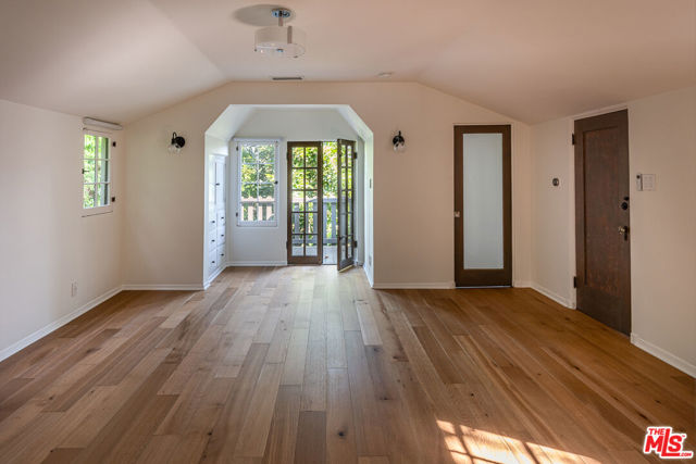 3756 Effingham Place, Los Angeles CA: https://media.crmls.org/mediaz/2b4e9190-00e7-4adc-8de7-c569923419af.jpg