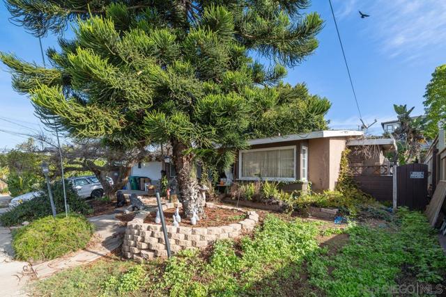 2747 Fairfield St, San Diego CA: https://media.crmls.org/mediaz/2b4f4ad8-2564-43a4-bf49-88ac27806c75.jpg