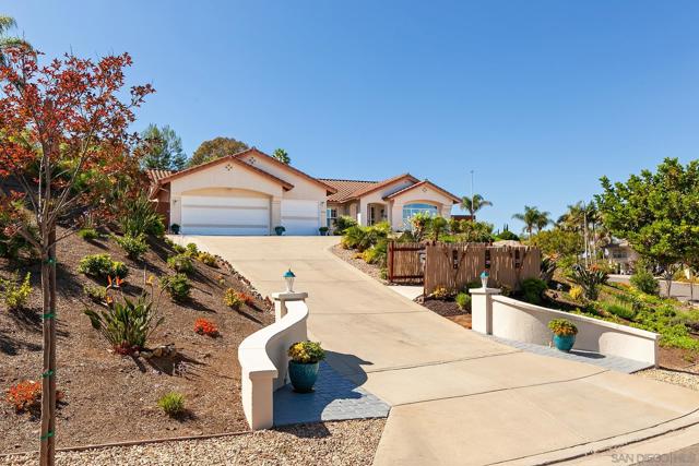 1935 Cresthaven Dr, Vista CA: https://media.crmls.org/mediaz/2b5081ab-1812-499f-856f-5d4d8e28d295.jpg