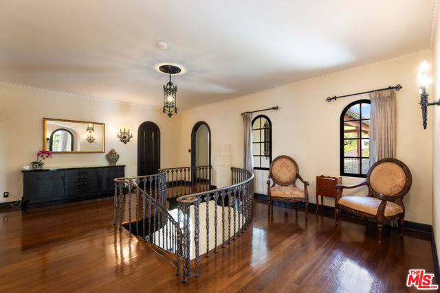 2086 S Oak Knoll Avenue, San Marino CA: https://media.crmls.org/mediaz/2b5198ae-779f-448c-9e1d-40093c458139.jpg