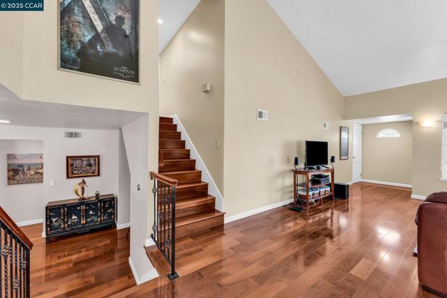 102 Monasterio Ct, San Ramon CA: https://media.crmls.org/mediaz/2b519ea2-ea18-4ad0-bf4e-3b27d586e39c.jpg
