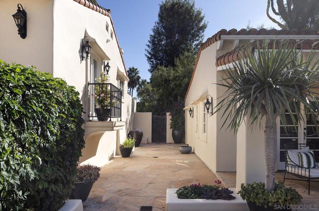 6977 Las Colinas, Rancho Santa Fe CA: https://media.crmls.org/mediaz/2b533f77-7a14-418b-b688-2af344a1872f.jpg