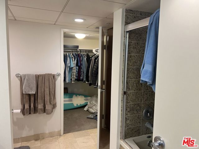 13700 Marina Pointe Drive, Marina del Rey CA: https://media.crmls.org/mediaz/2b53b6ab-e75f-483d-a1bd-302bb8f58613.jpg