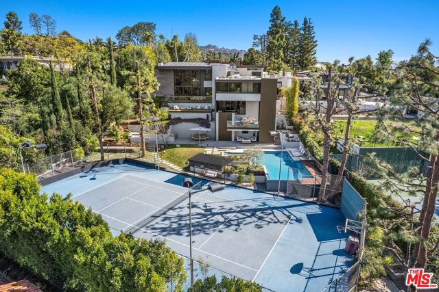 1005 Elden Way, Beverly Hills CA: https://media.crmls.org/mediaz/2b5458b0-04d5-4d9f-a1f2-065c043c584f.jpg