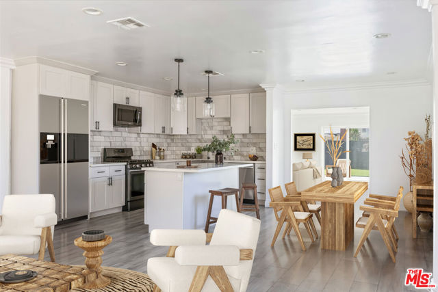 3921 S Victoria Avenue, Los Angeles CA: https://media.crmls.org/mediaz/2b54acb1-8add-420d-b6f1-67ffcff4bb49.jpg
