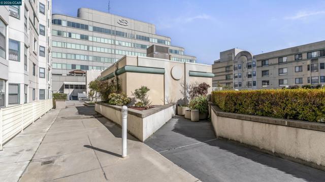 988 Franklin St, Oakland CA: https://media.crmls.org/mediaz/2b54d286-a798-4728-9c5f-85b4d7d120a4.jpg