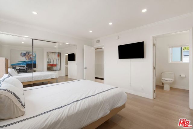 737 Pier Avenue, Santa Monica CA: https://media.crmls.org/mediaz/2b558539-b25c-4f93-a9e8-927c9540fbbe.jpg