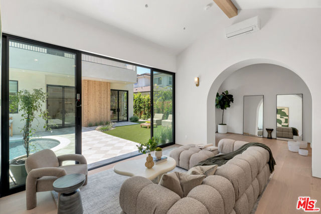4046 Shadyglade Avenue, Studio City CA: https://media.crmls.org/mediaz/2b561655-f626-44f9-8d28-518877148afc.jpg