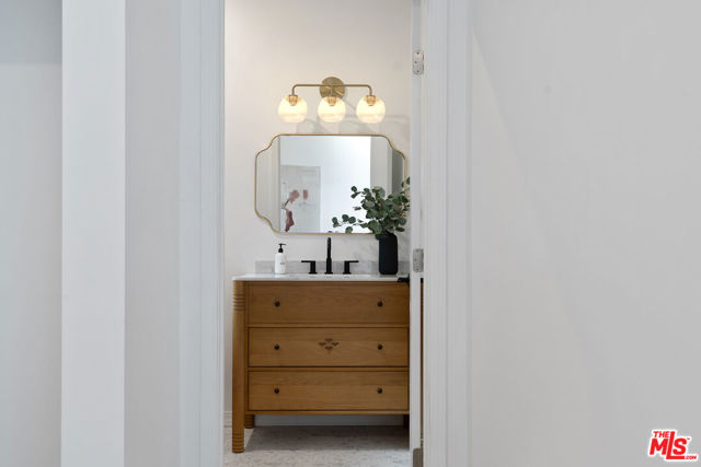 1280 S Sycamore Avenue, Los Angeles CA: https://media.crmls.org/mediaz/2b5660fd-8d67-4bbd-a81f-fe1134858253.jpg