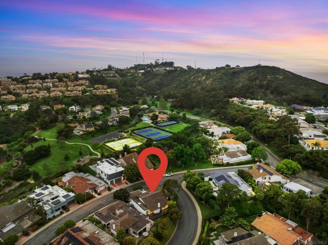 6555 Caminito Northland, La Jolla CA: https://media.crmls.org/mediaz/2b5673b6-ab31-47a5-8bac-2c00579aba8b.jpg