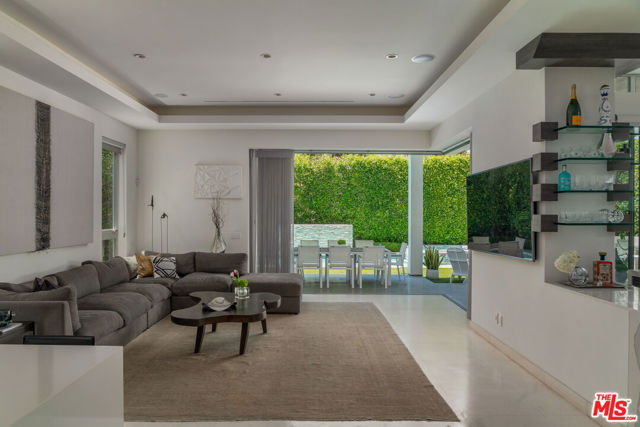 633 N Laurel Avenue, Los Angeles CA: https://media.crmls.org/mediaz/2b56e41a-514b-43ba-8952-d4ca2df76eec.jpg