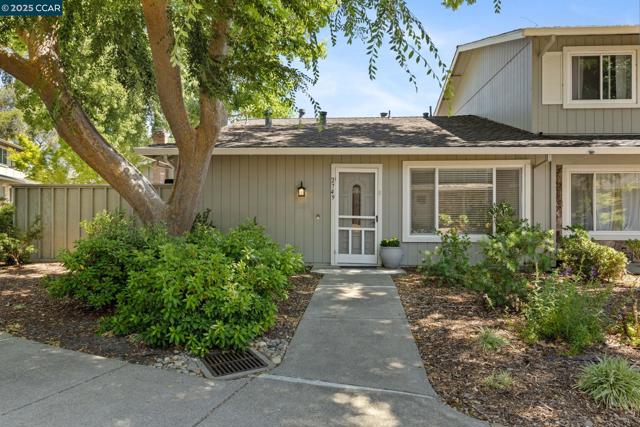 2749 Fountainhead Dr, San Ramon CA: https://media.crmls.org/mediaz/2b56e6ef-5520-46c2-b1a0-3166f6ecf0bd.jpg