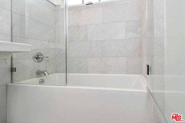 1032 19th Street, Santa Monica CA: https://media.crmls.org/mediaz/2b56ff7d-8c6b-4135-92f8-2f8e31c79396.jpg