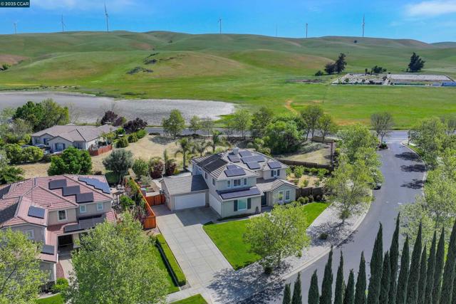 2121 Bluffs Dr, Livermore CA: https://media.crmls.org/mediaz/2b582ee4-c229-4ed8-a1f5-024164583992.jpg