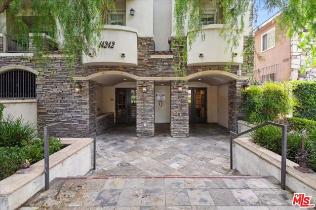 14242 Burbank Boulevard, 103 photo 3