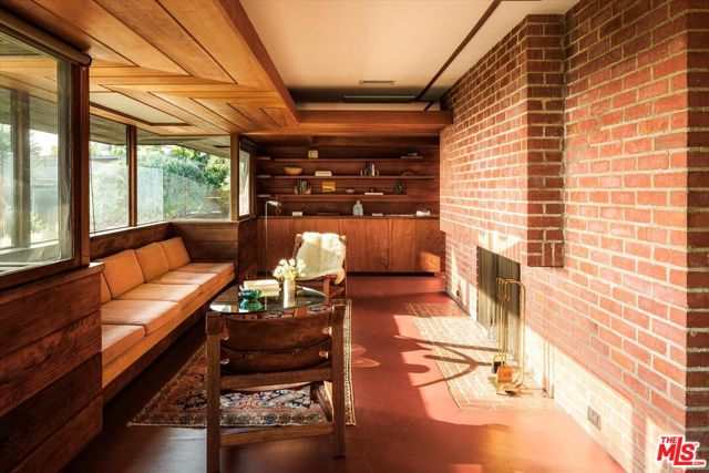 4260 Sea View Lane, Los Angeles CA: https://media.crmls.org/mediaz/2b58885e-0e57-4d72-925f-3946d03b654e.jpg