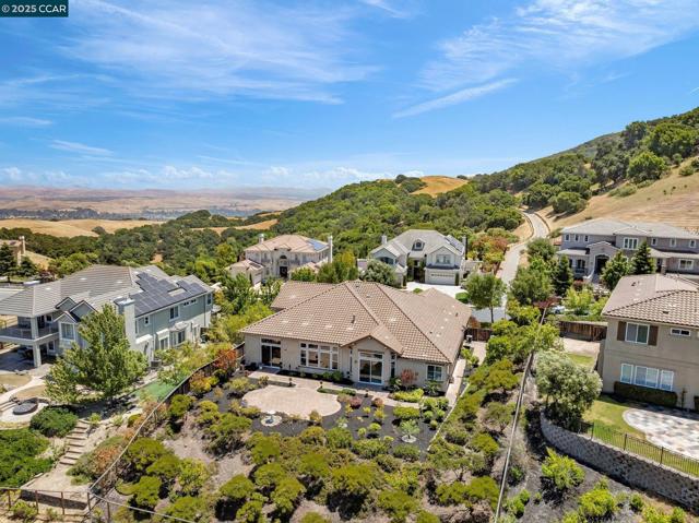 3322 Ashbourne Cir, San Ramon CA: https://media.crmls.org/mediaz/2b58d2b3-b4c3-4f9e-afff-01a104ff91b7.jpg
