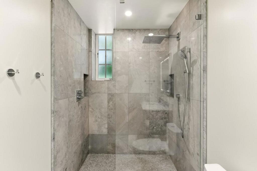 https://media.crmls.org/mediaz/2b58f8b1-0094-44b8-aa2f-fdc7c50cabee.jpg?preset=X-Large