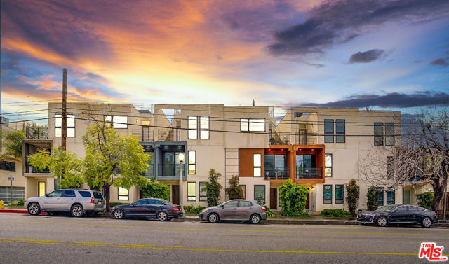 2930 Rowena Avenue, Los Angeles CA: https://media.crmls.org/mediaz/2b599bdf-7a96-439b-9f78-7a6e399c936e.jpg