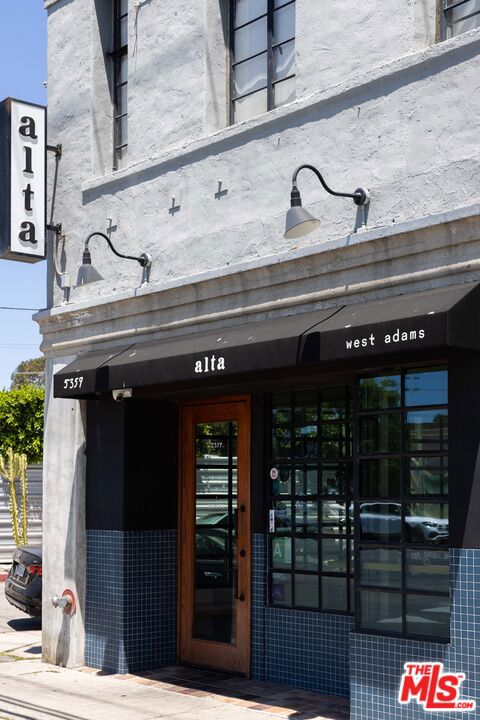 4002 W Adams Boulevard, Los Angeles CA: https://media.crmls.org/mediaz/2b5a33cd-991e-4533-ab6a-04c9cbde4c85.jpg