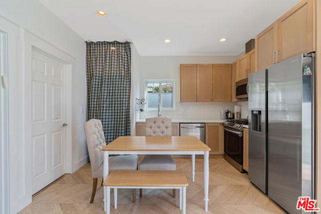 1152 S Windsor Boulevard, Los Angeles CA: https://media.crmls.org/mediaz/2b5a7fa9-325d-4e6f-9d14-5f7da582074f.jpg