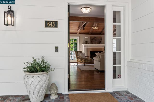 645 Los Palos Dr, Lafayette CA: https://media.crmls.org/mediaz/2b5a8667-52f0-42b0-a352-9886c2176dd6.jpg