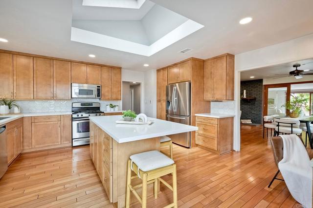 Detail Gallery Image 3 of 35 For 1855 Magdalene Way, San Diego,  CA 92110 - 4 Beds | 2 Baths