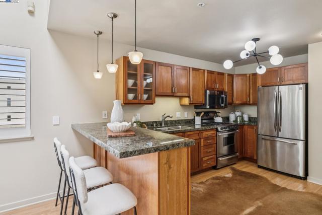 950 Harrison, San Francisco CA: https://media.crmls.org/mediaz/2b5b0299-b33f-407e-90e3-1fbdda5ff1c7.jpg