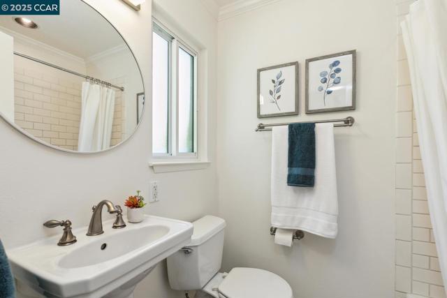 1100 Hillcrest Dr, Lafayette CA: https://media.crmls.org/mediaz/2b5c5a4f-bec0-4a79-a37c-f5ec4e59c120.jpg