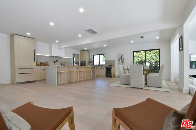 15431 Milbank Street, Encino CA: https://media.crmls.org/mediaz/2b5c7953-a198-44ed-b861-fb5021f2ec54.jpg
