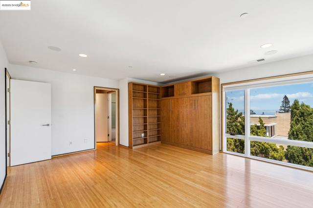 2912 Hillside DR, Burlingame CA: https://media.crmls.org/mediaz/2b5cec44-048e-4658-9288-7a0a73e71967.jpg