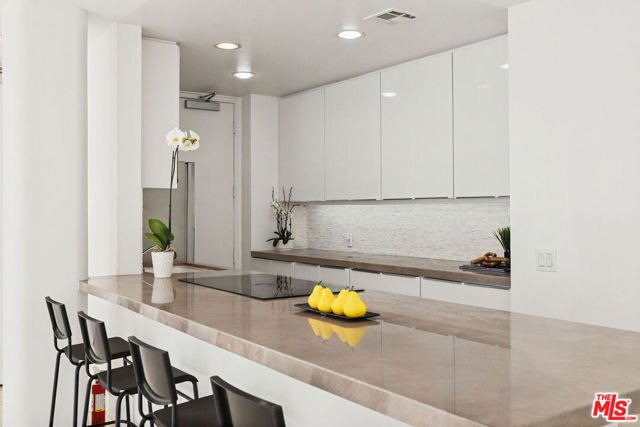 10747 Wilshire Boulevard, Los Angeles CA: https://media.crmls.org/mediaz/2b5d33b4-3bfc-4a5b-83ad-5fe501b5edf1.jpg