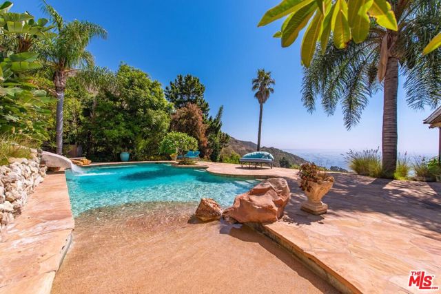 20404 Little Rock Way, Malibu CA: https://media.crmls.org/mediaz/2b5d6e03-de30-41d2-b07a-b8bc6e071d55.jpg