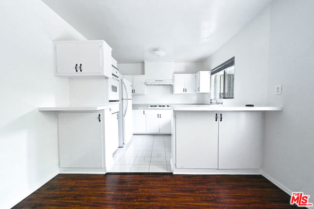 1868 10th Street, Santa Monica CA: https://media.crmls.org/mediaz/2b5d9d32-89f1-4c58-8b72-7c62506be550.jpg