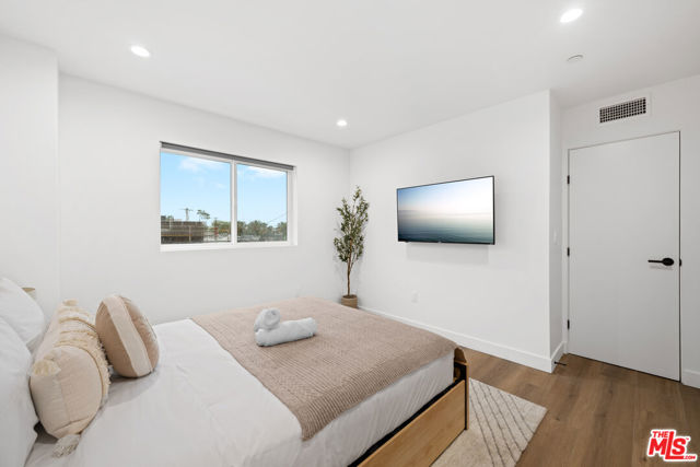 841 N Mccadden Pl, Los Angeles CA: https://media.crmls.org/mediaz/2b5e1c92-34e8-4564-b8bb-523c76cfa6fa.jpg