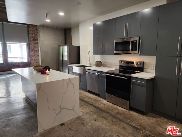 711 S Olive Street, Los Angeles CA: https://media.crmls.org/mediaz/2b5f5234-f2ac-463f-822f-b8df2596486a.jpg