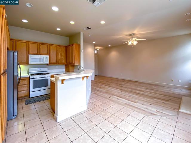 7809 Caracena Ct, Vallejo CA: https://media.crmls.org/mediaz/2b5fe5cb-7c9f-4c7c-a943-0e32bd72b378.jpg