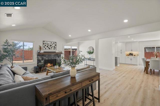 118 Cottonwood Ct, Hercules CA: https://media.crmls.org/mediaz/2b5ff384-fb96-4982-acc7-22820d4b4870.jpg