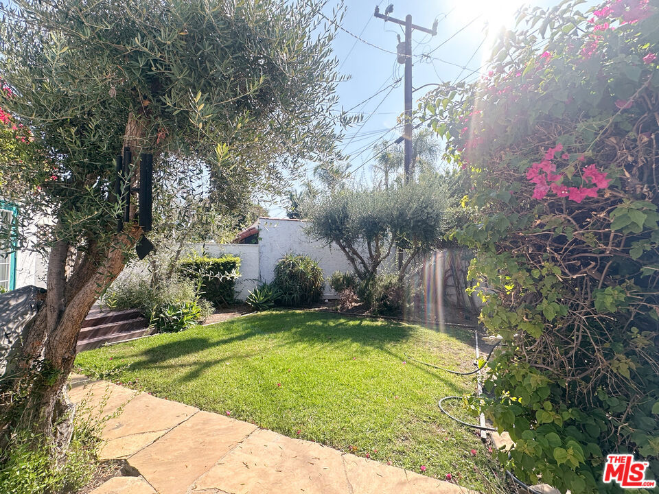 https://media.crmls.org/mediaz/2b609ae0-0db7-4fea-b79f-67f8d24d9b56.jpg?preset=X-Large