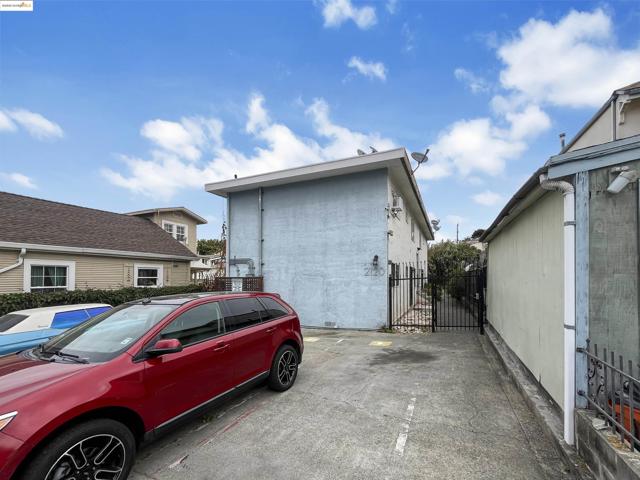 2120 E 22Nd St, Oakland CA: https://media.crmls.org/mediaz/2b617312-e4c9-457f-9440-12b4a6e55892.jpg